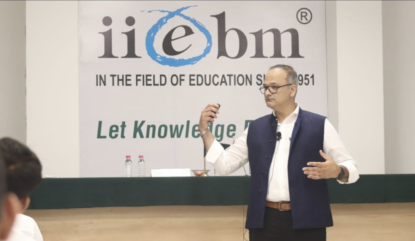 Dr. Vivek in a one-on-one coaching conversation